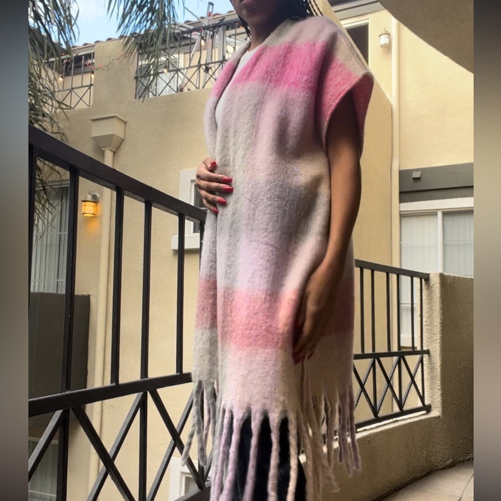 Beautiful Fringed Piece - Picture 4 of 12